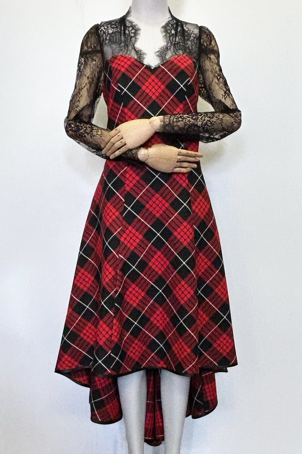 Tartan- und Spitzen-Wasserfallkleid mit Herz-Ausschnitt
