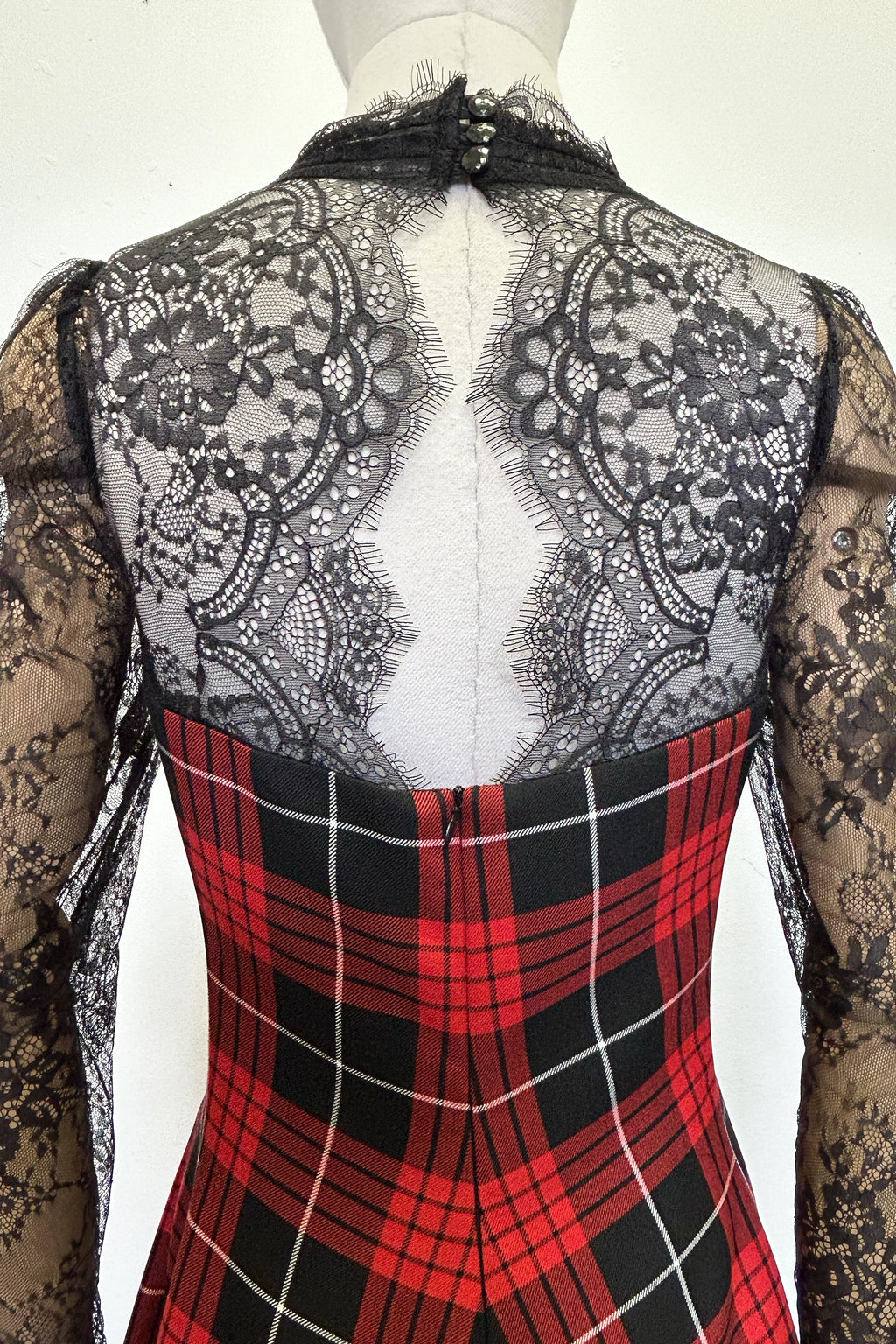 Tartan- und Spitzen-Wasserfallkleid mit Herz-Ausschnitt