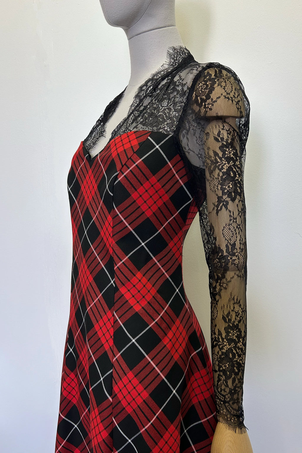 Tartan- und Spitzen-Wasserfallkleid mit Herz-Ausschnitt