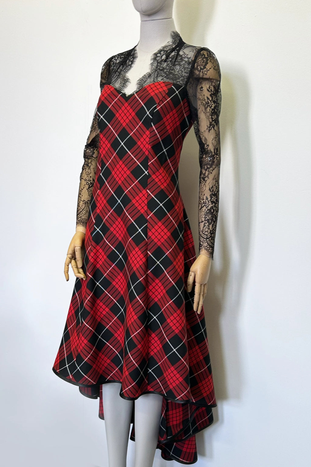 Tartan- und Spitzen-Wasserfallkleid mit Herz-Ausschnitt