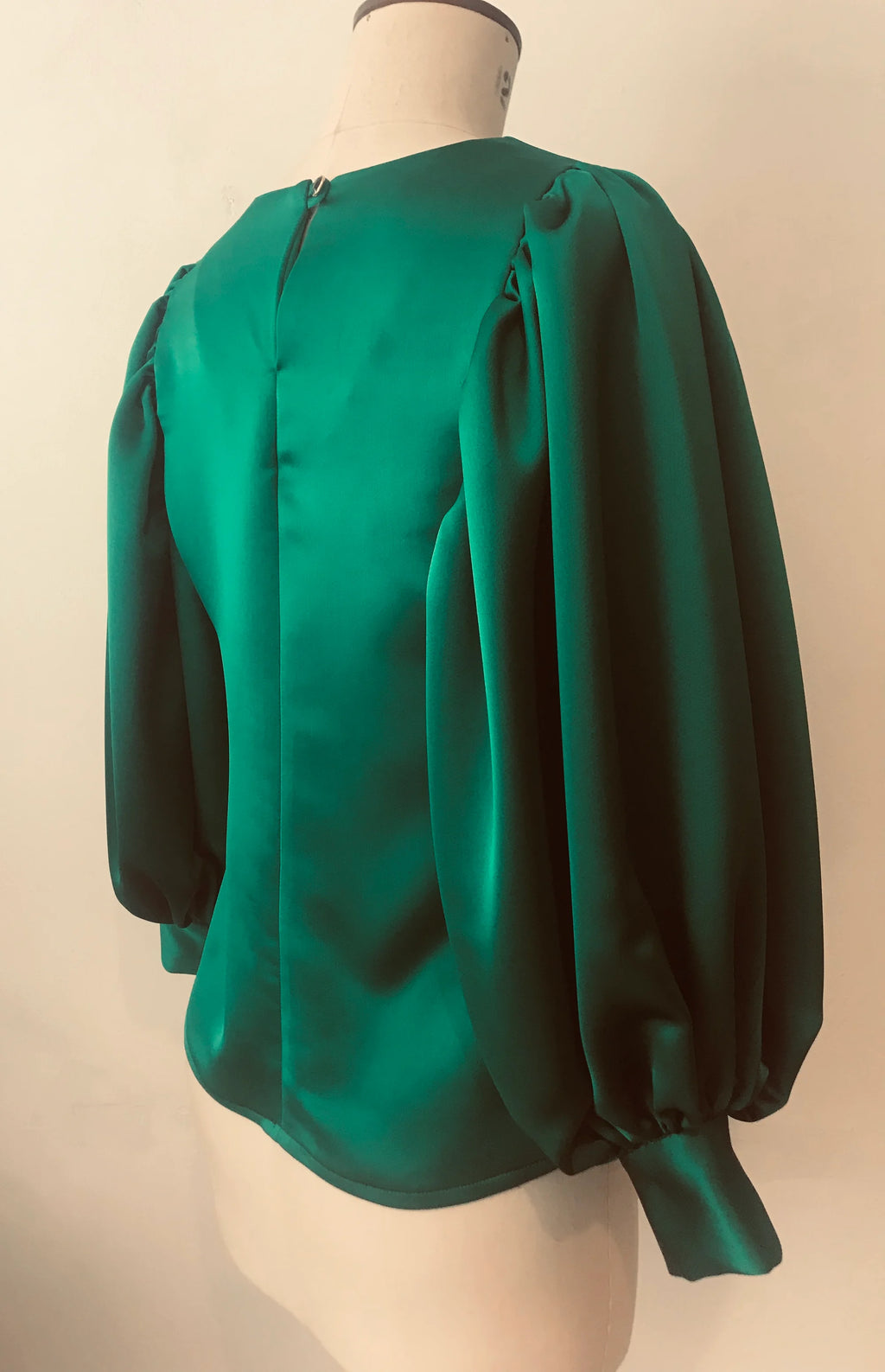 Satin-Oberteil mit Ballonärmeln „Esmeralda“