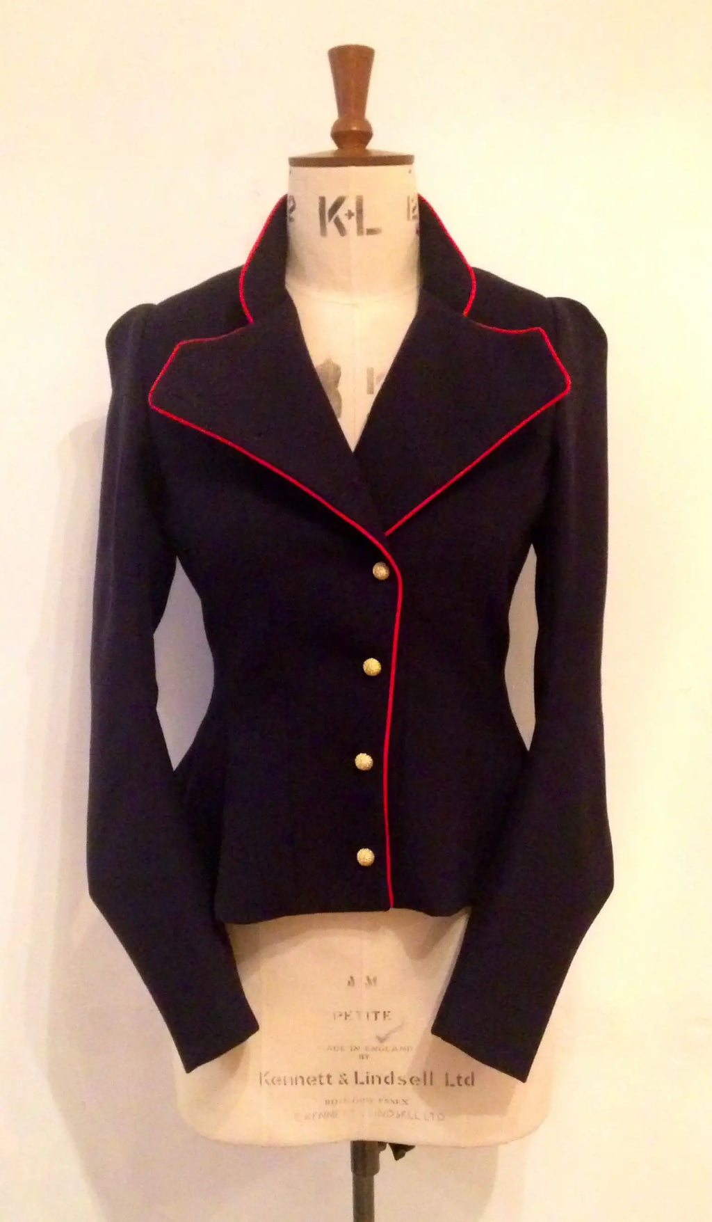 Fechtjacke mit Kontrastpaspel