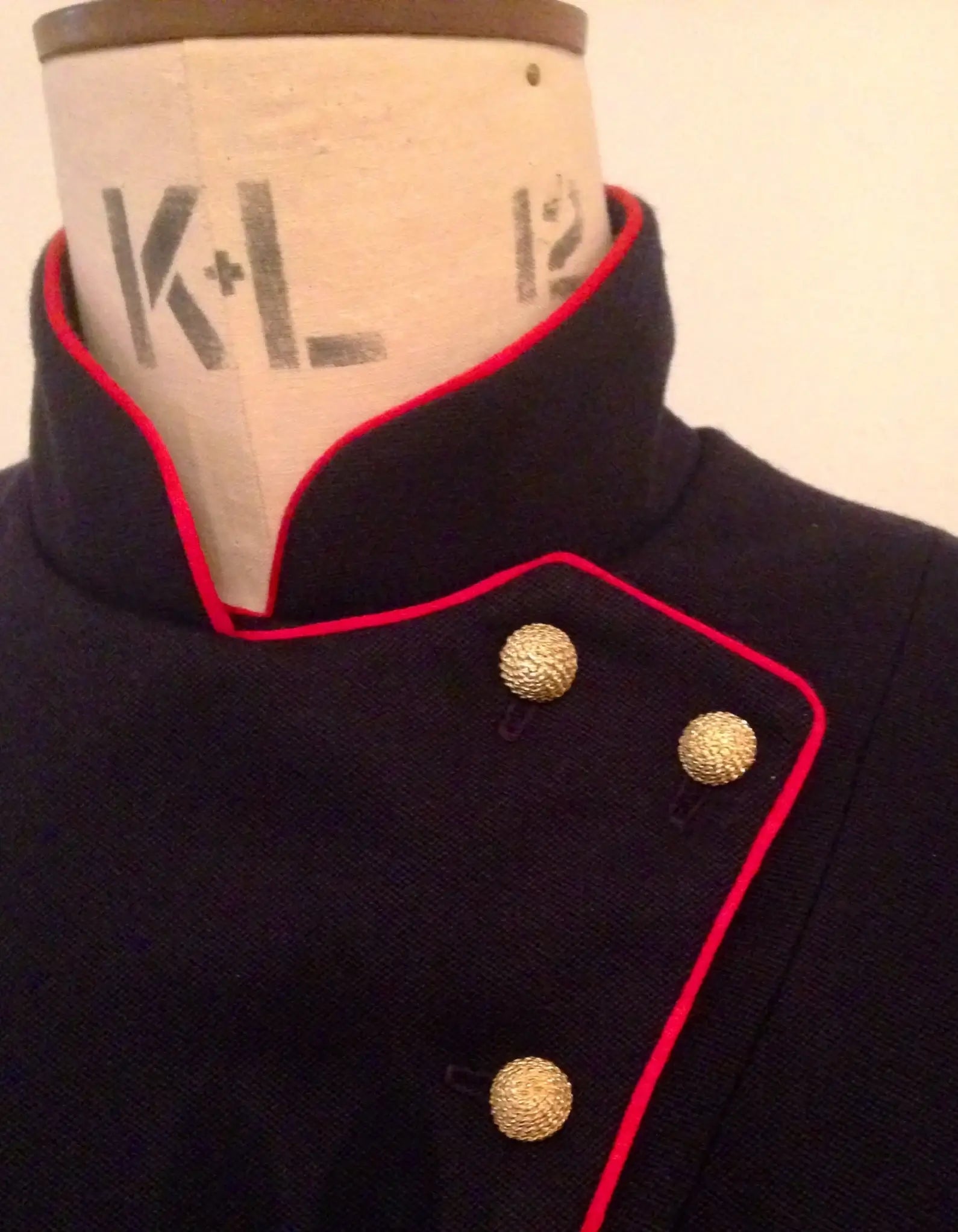 Fechtjacke mit Kontrastpaspel