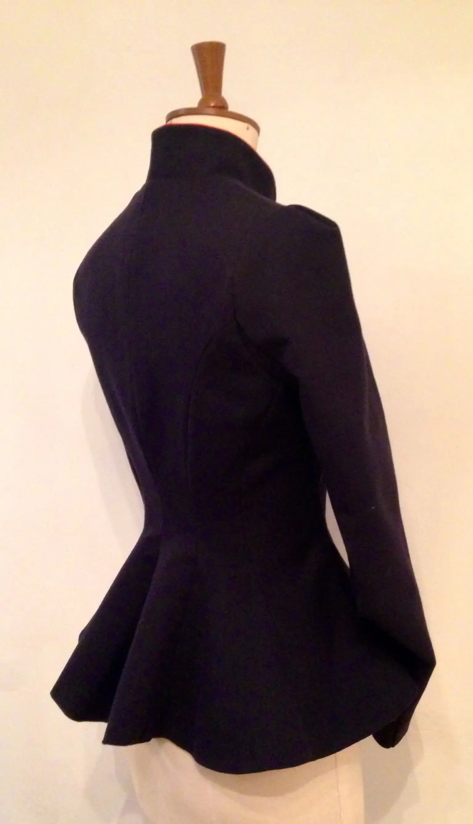 Fechtjacke mit Kontrastpaspel