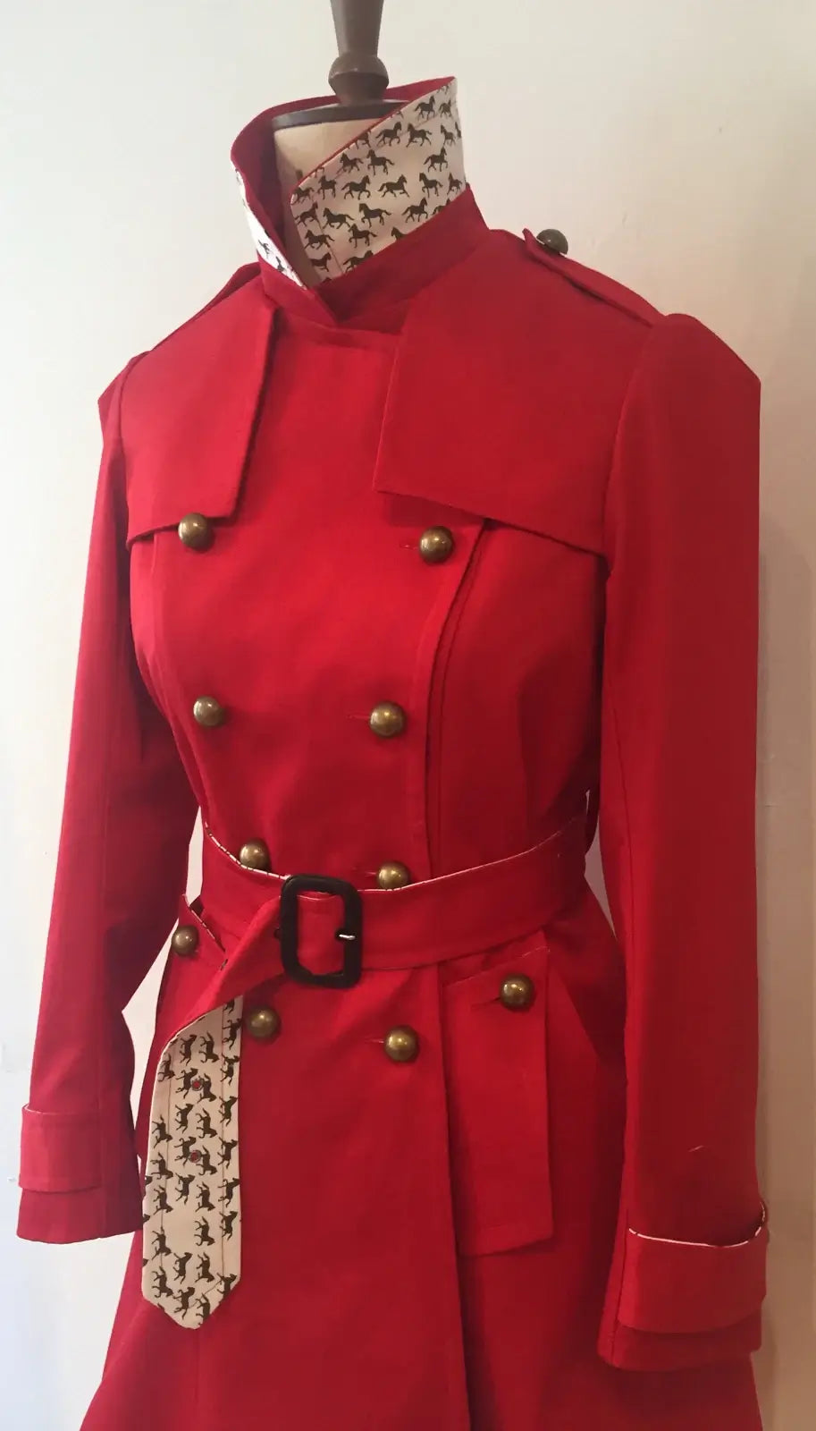 Militär-Trenchcoat – mit Pony-Print-Details