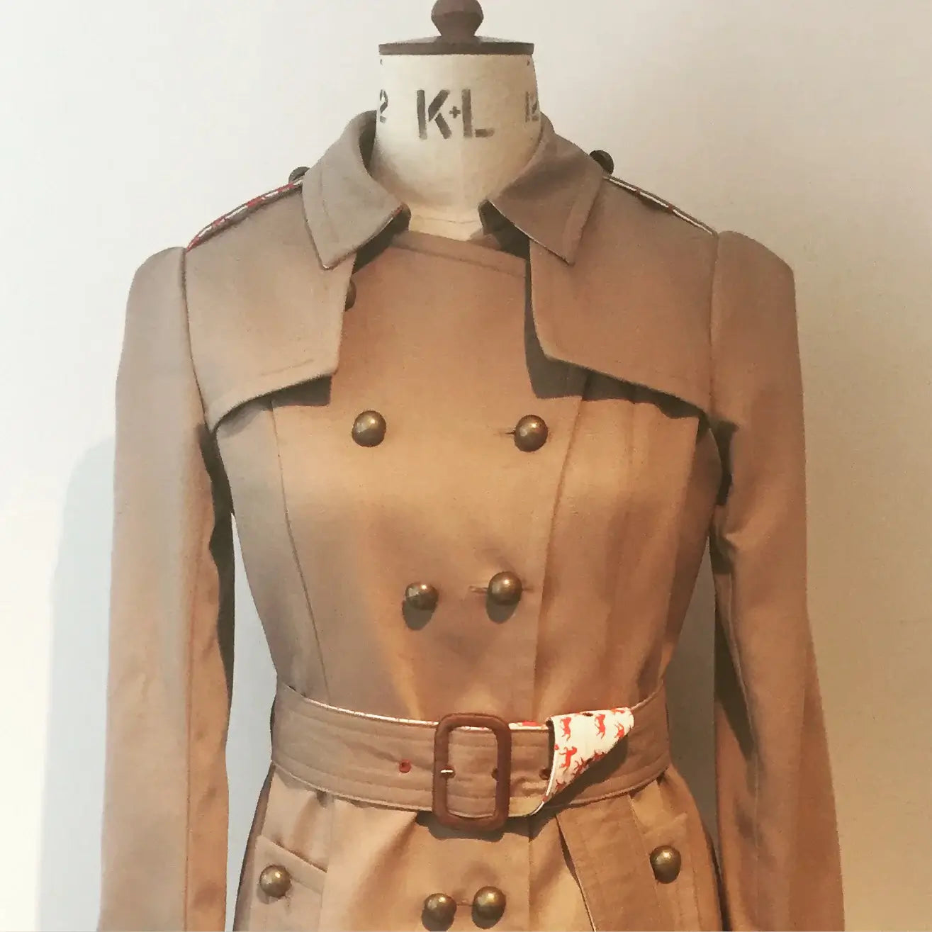 Militär-Trenchcoat – mit Pony-Print-Details