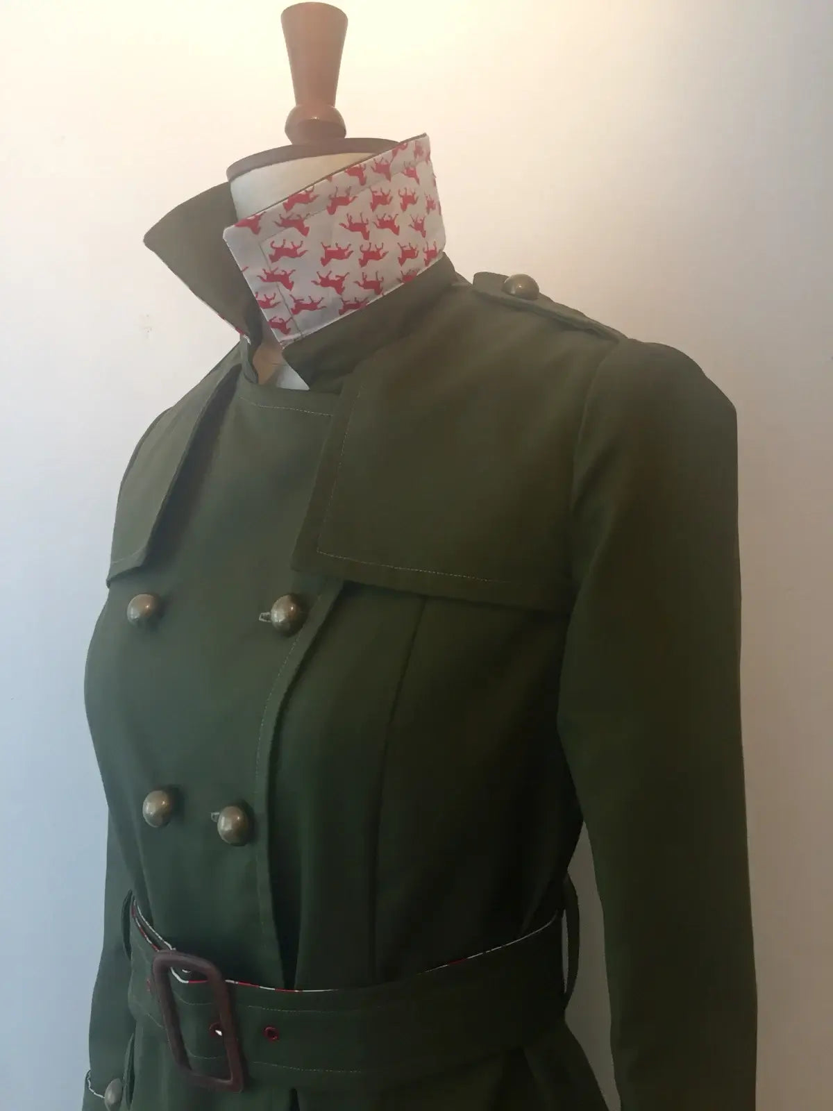 Militär-Trenchcoat – mit Pony-Print-Details