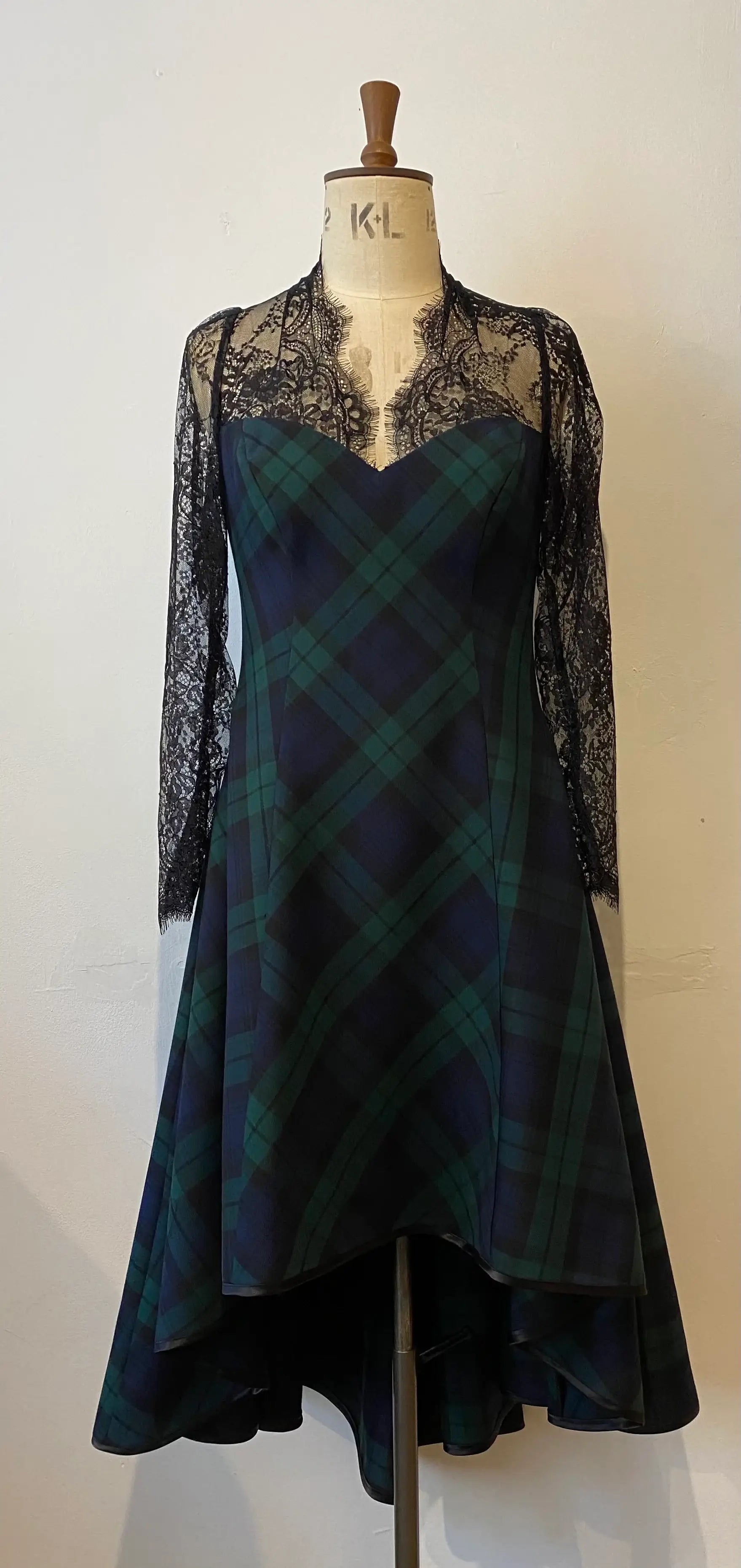 Tartan- und Spitzen-Wasserfallkleid mit Herz-Ausschnitt