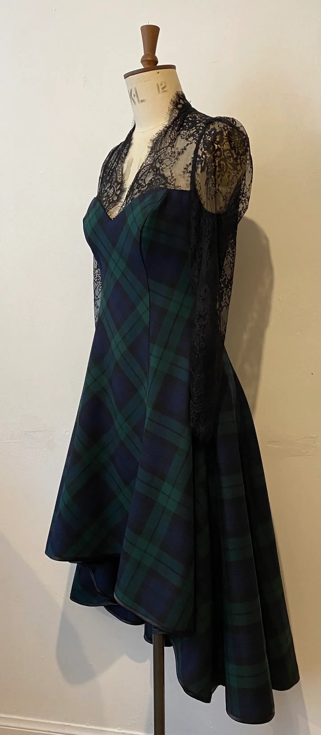 Tartan- und Spitzen-Wasserfallkleid mit Herz-Ausschnitt