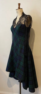 Tartan- und Spitzen-Wasserfallkleid mit Herz-Ausschnitt