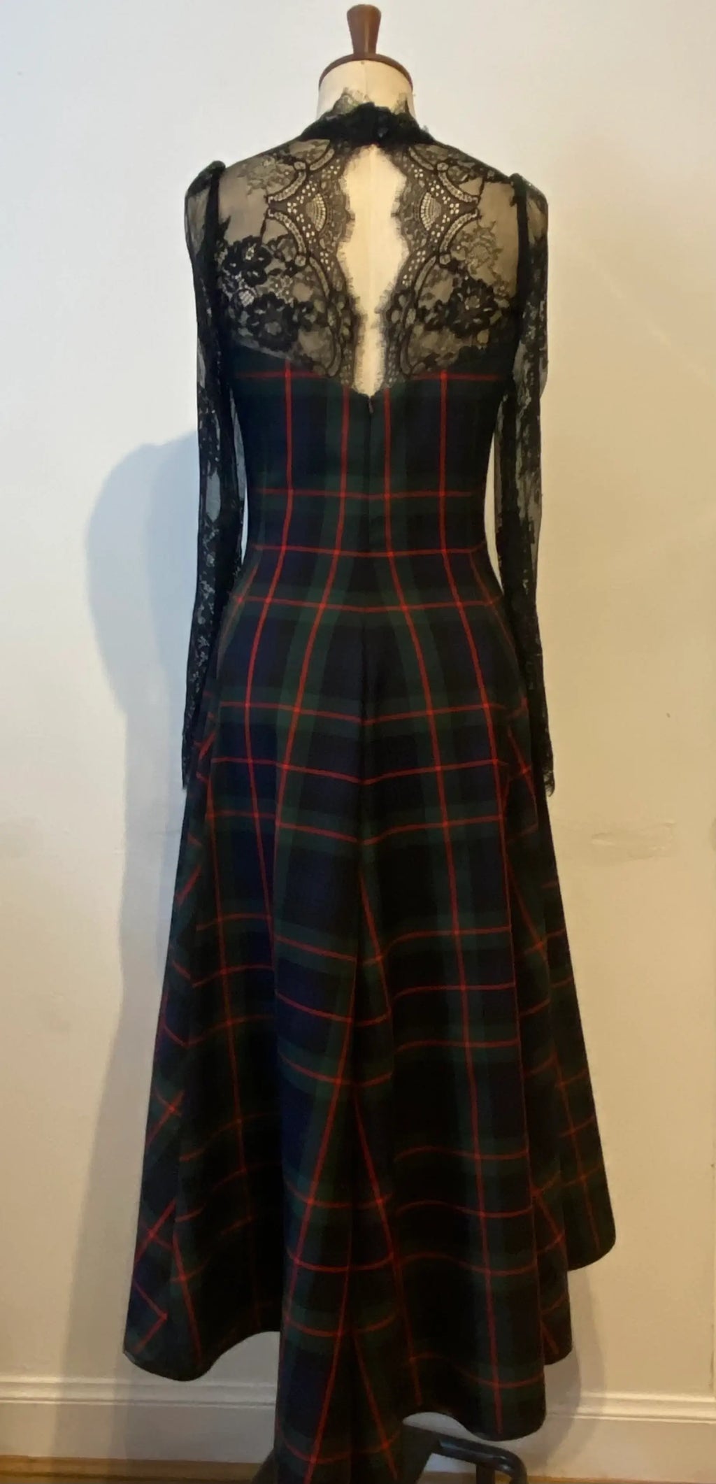 Tartan- und Spitzen-Wasserfallkleid mit Herz-Ausschnitt