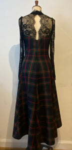 Tartan- und Spitzen-Wasserfallkleid mit Herz-Ausschnitt
