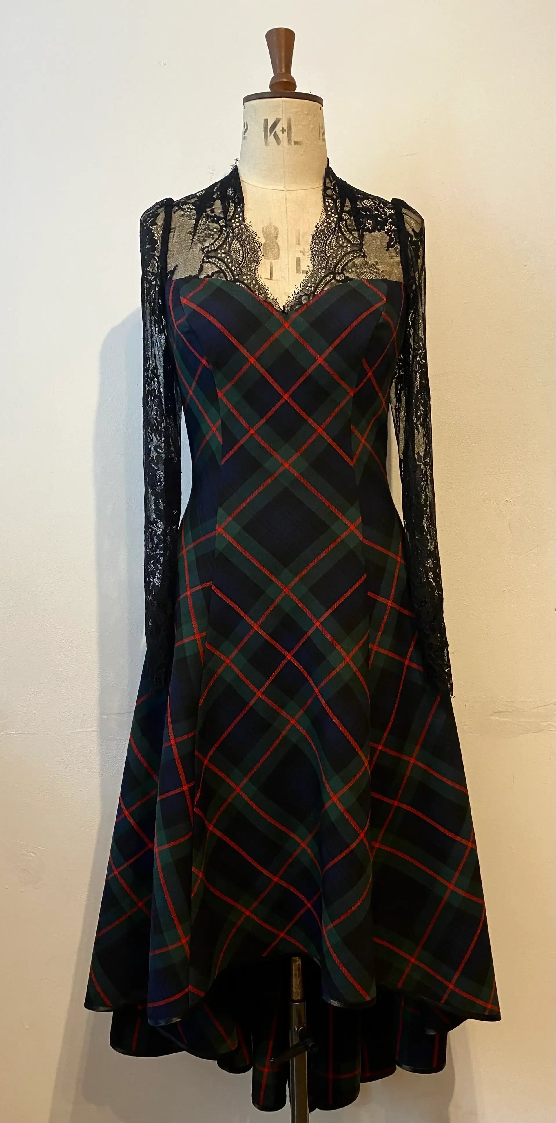 Tartan- und Spitzen-Wasserfallkleid mit Herz-Ausschnitt