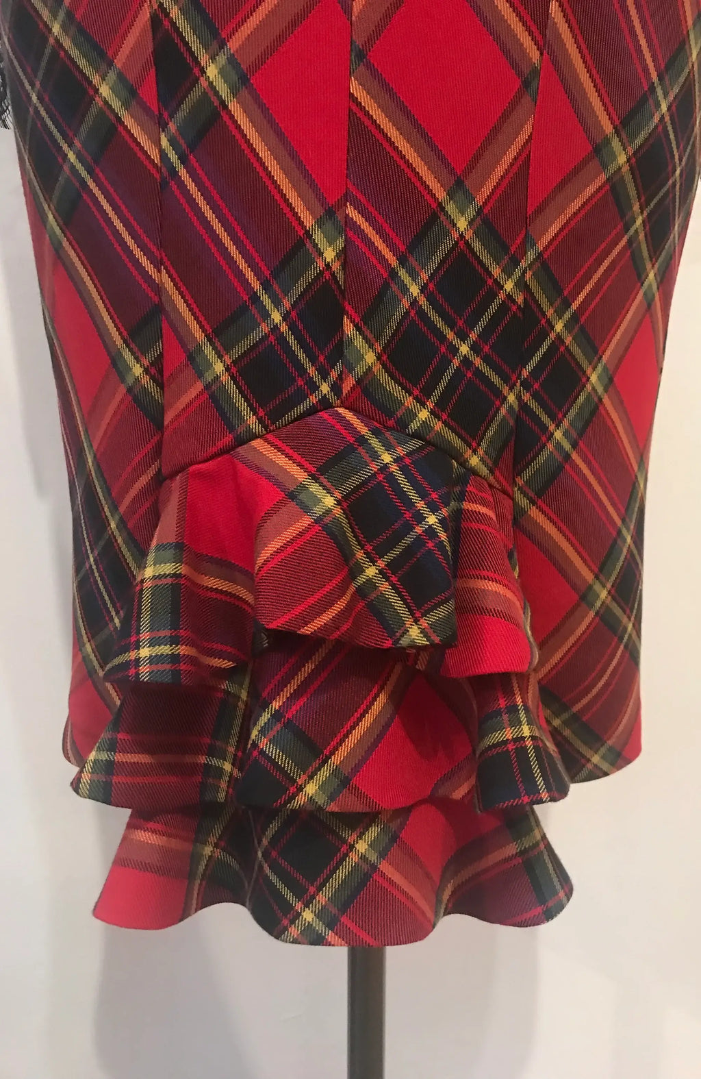 Das Tartan-Leder-und-Spitze-Blitzkleid