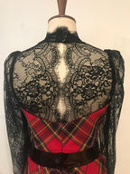 Das Tartan-Leder-und-Spitze-Blitzkleid