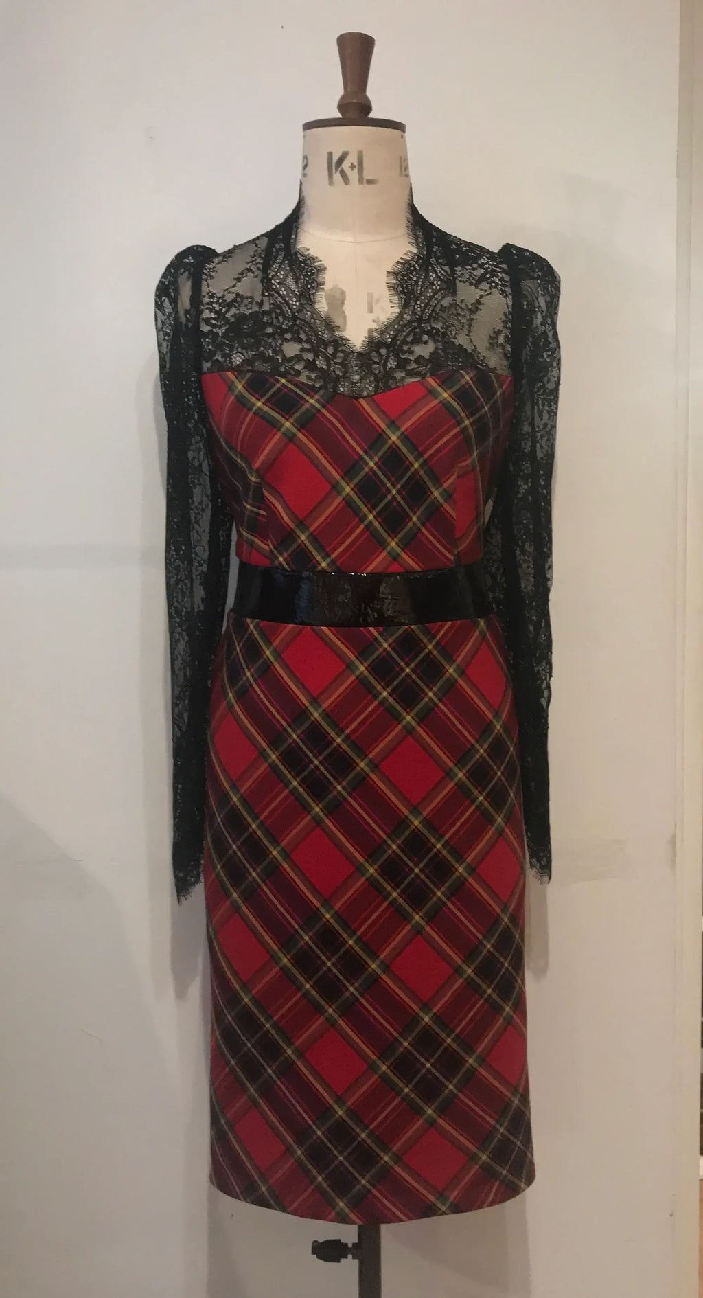 Das Tartan-Leder-und-Spitze-Blitzkleid