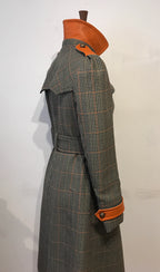 Der karierte Militär-Trenchcoat aus Leder