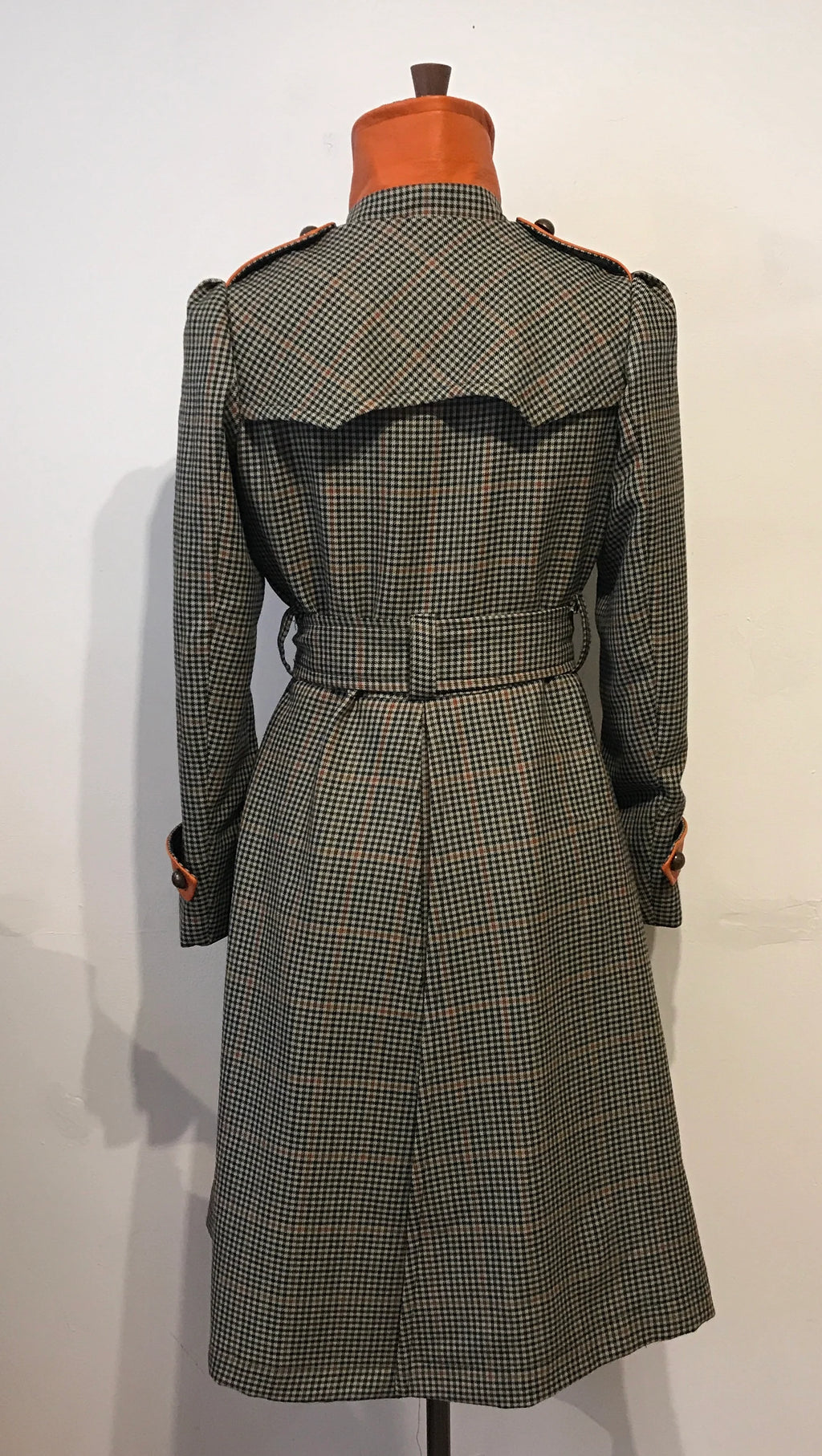 Der karierte Militär-Trenchcoat aus Leder