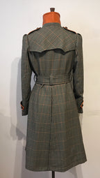 Der karierte Militär-Trenchcoat aus Leder