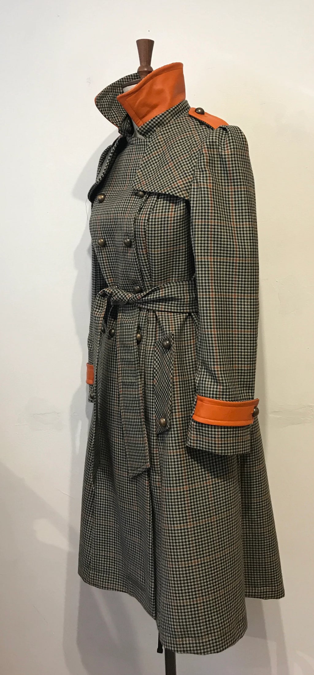 Der karierte Militär-Trenchcoat aus Leder