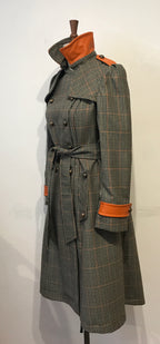 Der karierte Militär-Trenchcoat aus Leder