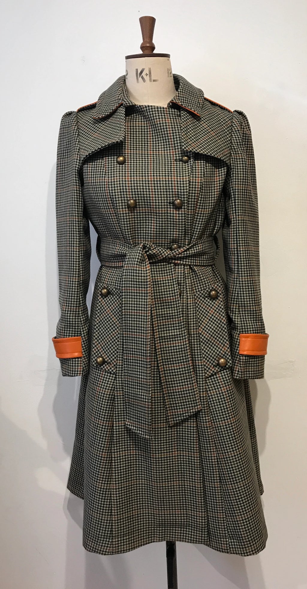 Der karierte Militär-Trenchcoat aus Leder