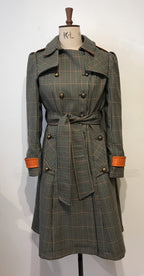 Der karierte Militär-Trenchcoat aus Leder