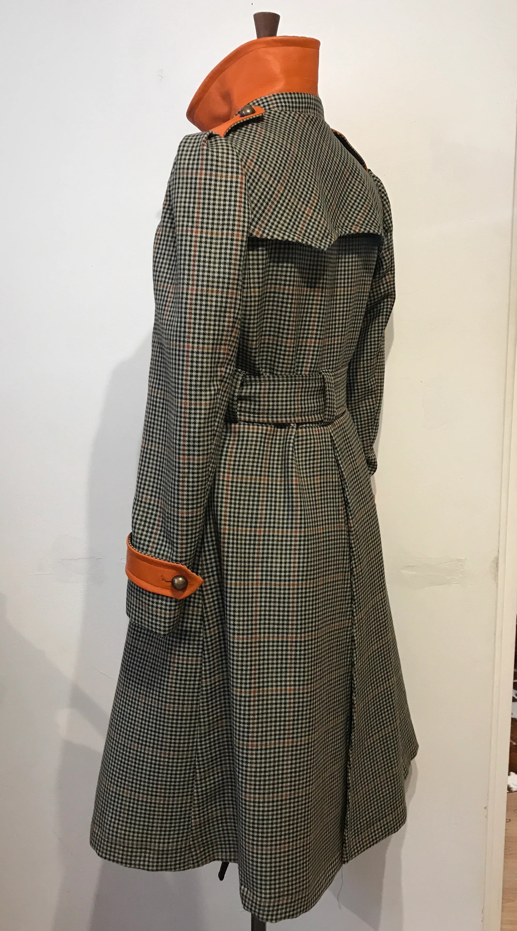 Der karierte Militär-Trenchcoat aus Leder