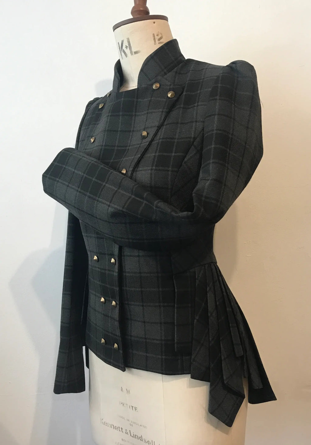 Die Coletta Jacke – Tartan-Hybrid mit Seitenfalten & Zweireiher-Vorderseite