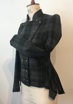 Die Coletta Jacke – Tartan-Hybrid mit Seitenfalten & Zweireiher-Vorderseite