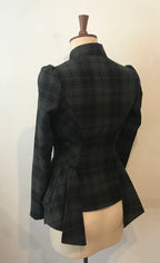 Die Coletta Jacke – Tartan-Hybrid mit Seitenfalten & Zweireiher-Vorderseite