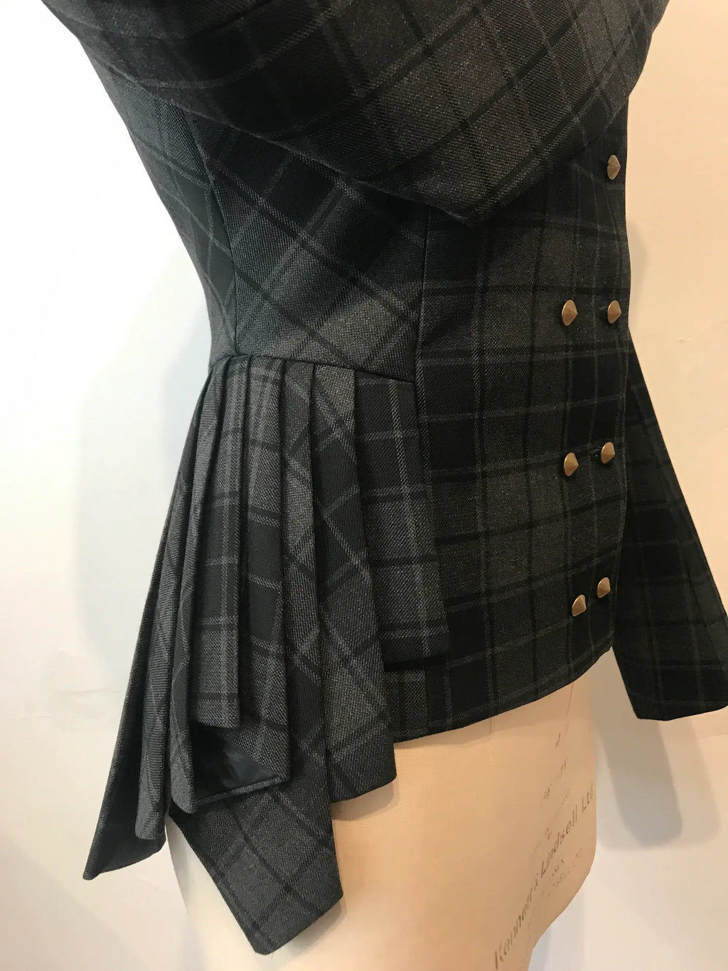Die Coletta Jacke – Tartan-Hybrid mit Seitenfalten & Zweireiher-Vorderseite