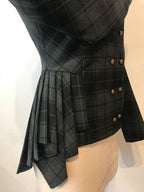 Die Coletta Jacke – Tartan-Hybrid mit Seitenfalten & Zweireiher-Vorderseite