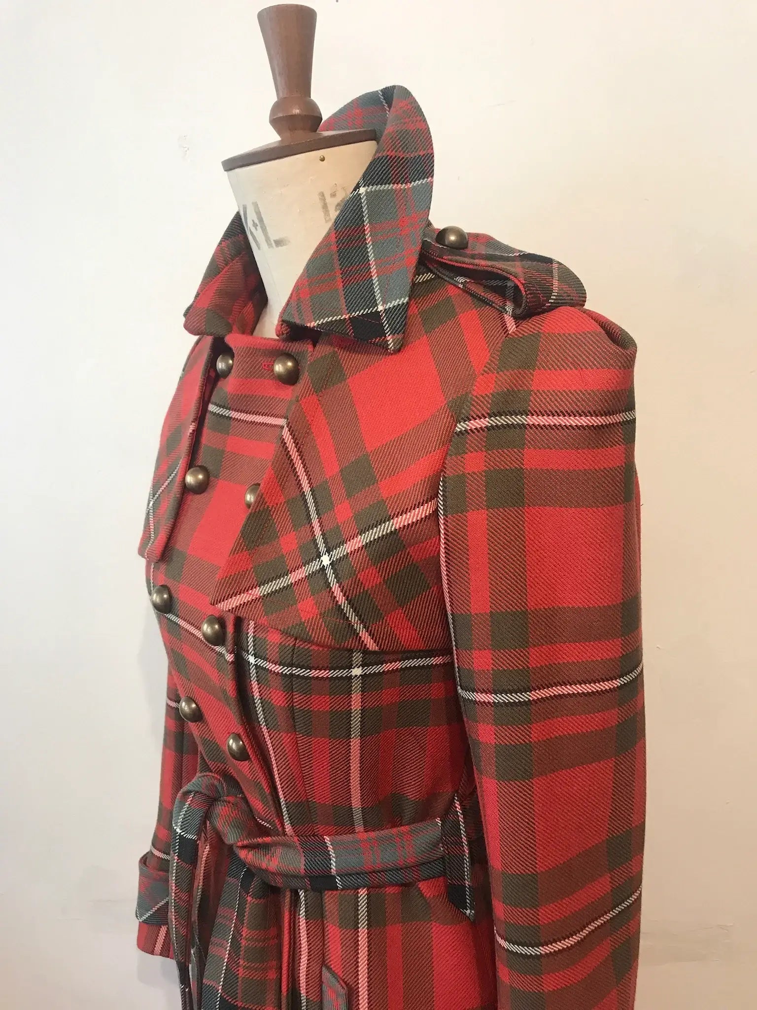 Doppelreihiger Trenchcoat aus Tartan-Wolle mit Gürtel