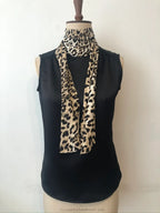 Das Lulu Top – Schwarzer Satin mit Leopardenmuster-Krawatte