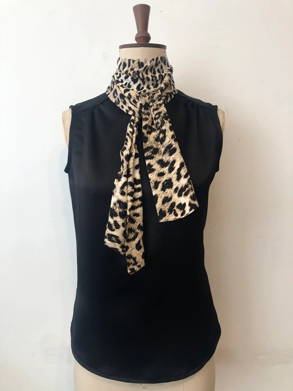 Das Lulu Top – Schwarzer Satin mit Leopardenmuster-Krawatte