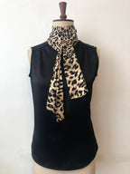 Das Lulu Top – Schwarzer Satin mit Leopardenmuster-Krawatte