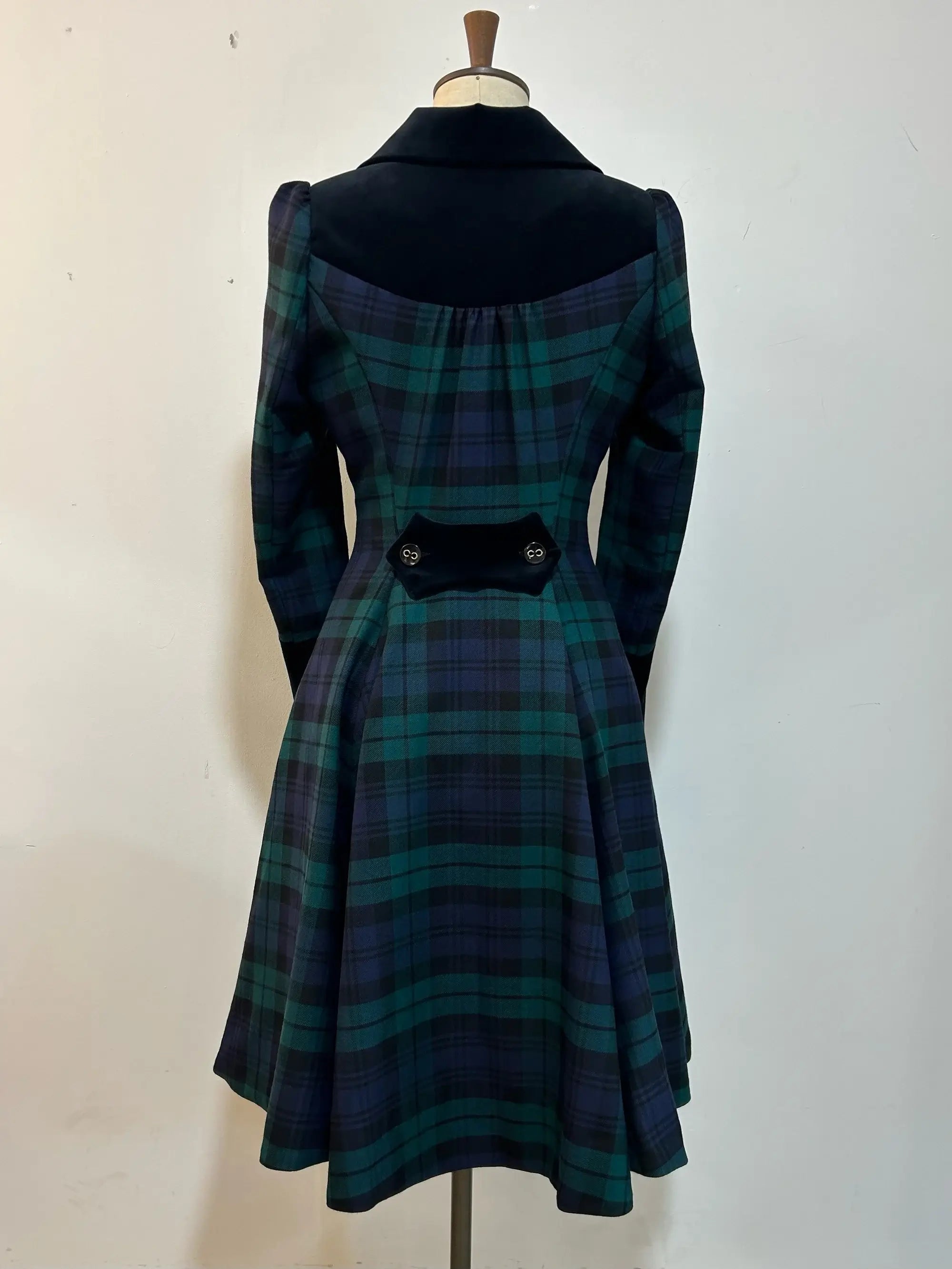Kleid im kleinen Schottenmuster-Reitmantel-Stil