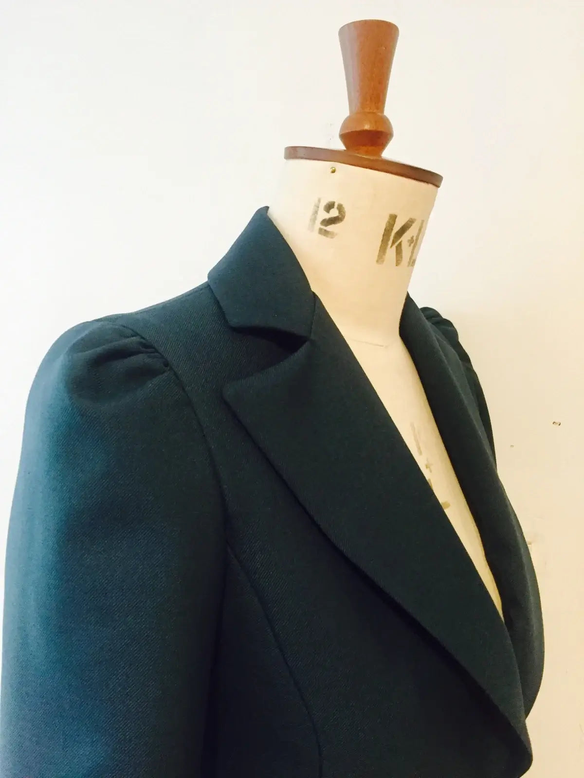 Zoe Jacke – Einreihiger, taillierter Blazer aus Wollmischgewebe