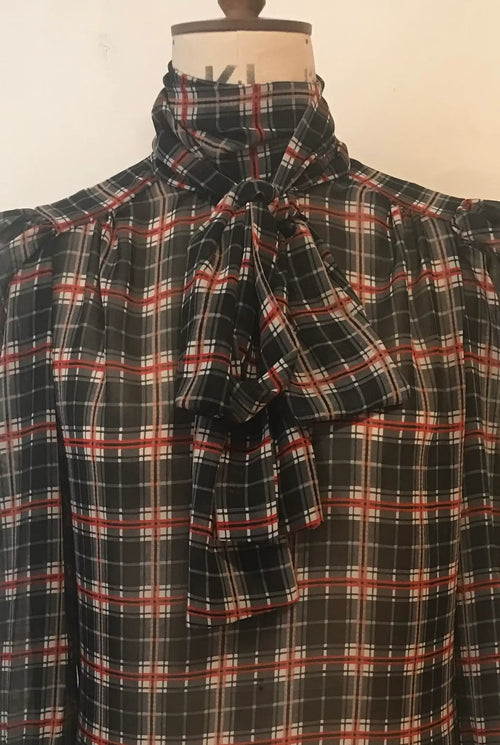 Die Bluse mit Schottenmuster und gebundener Schleife