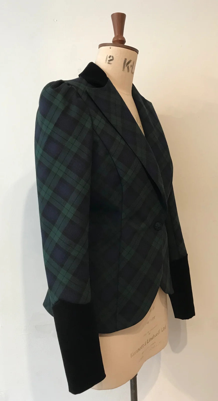 Schottenkaro- und Samt-Bustle-Jacke
