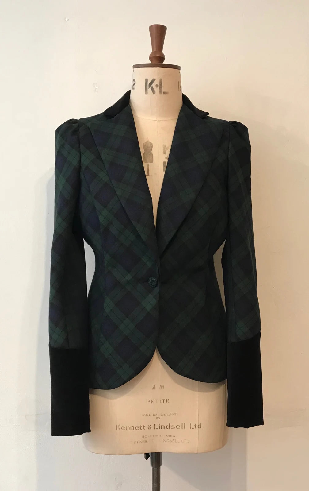 Schottenkaro- und Samt-Bustle-Jacke