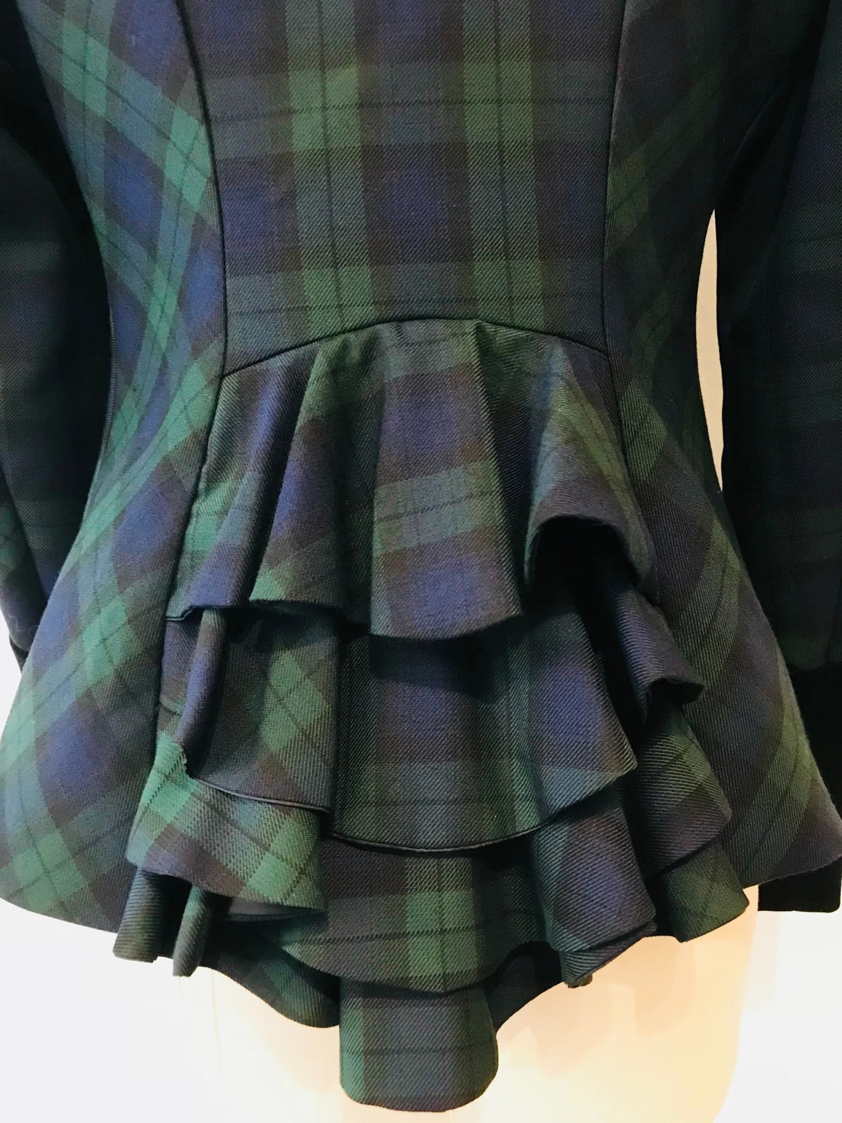 Schottenkaro- und Samt-Bustle-Jacke
